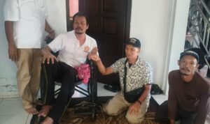 Bantu Warga yang Dua Tahun Menderita Stroke di Babakanmulya, DPC Gerindra Kuningan Berikan Kursi Roda